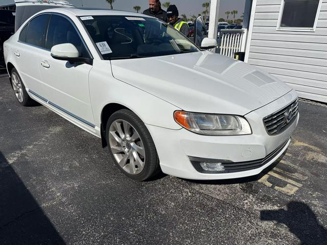 Volvo S80's photo