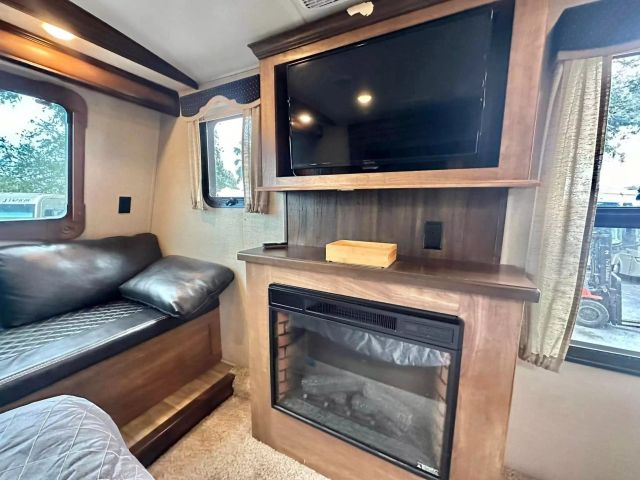 2017 Keystone Montana - Image 12