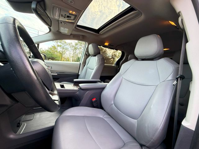 2022 Toyota Sienna - Image 28