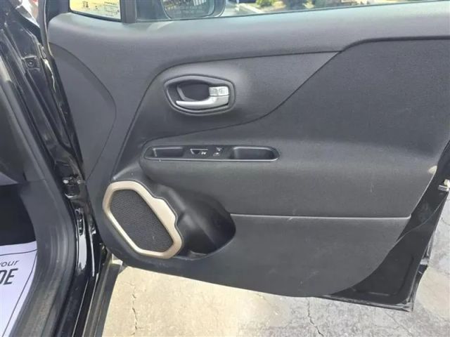 2015 Jeep Renegade - Image 12
