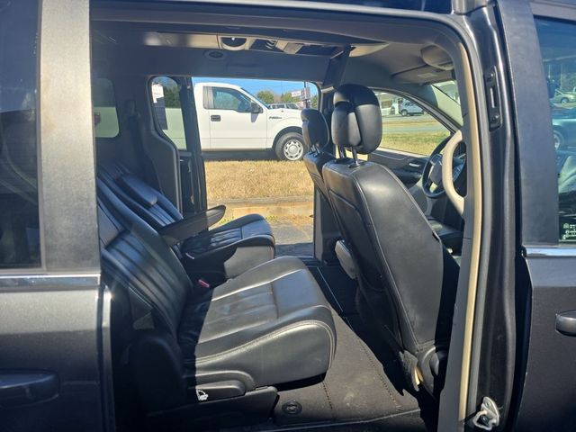 2012 Chrysler Town & Country - Image 16
