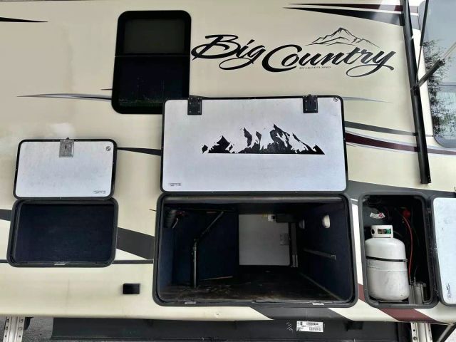 2018 Heartland Big Country Fifth Wheel - Image 9