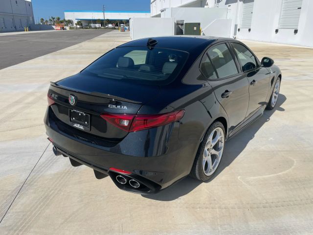 2021 Alfa Romeo Giulia - Image 16
