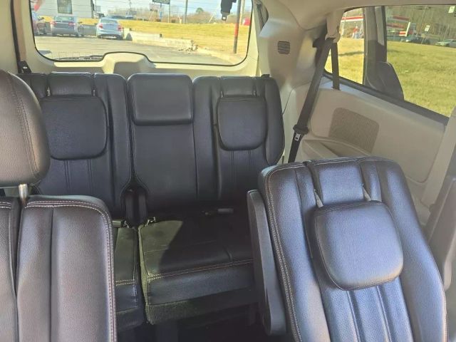 2012 Chrysler Town & Country - Image 18