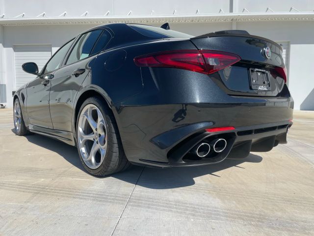 2021 Alfa Romeo Giulia - Image 25