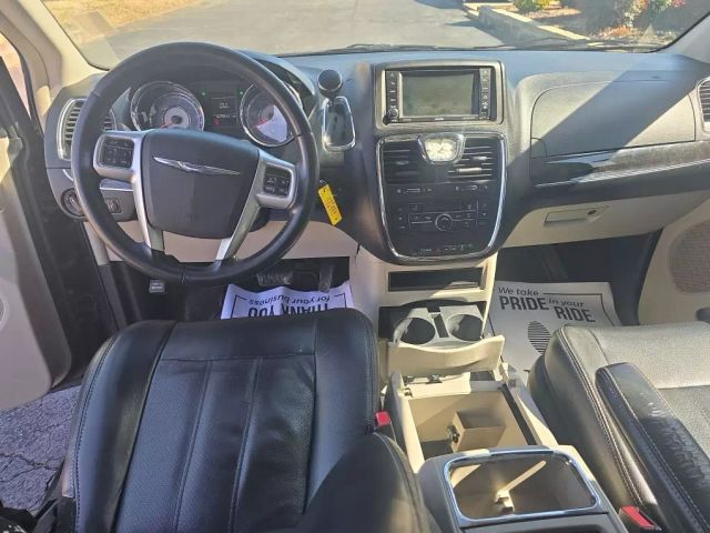 2012 Chrysler Town & Country - Image 10