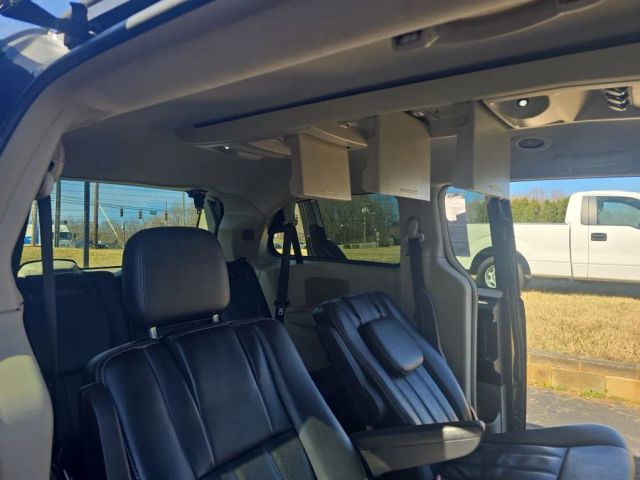 2012 Chrysler Town & Country - Image 19