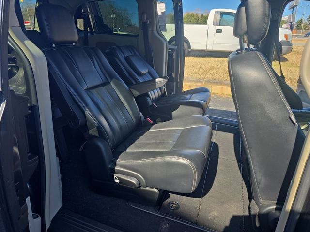 2012 Chrysler Town & Country - Image 17