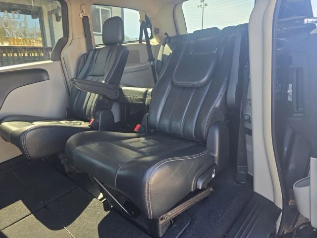 2012 Chrysler Town & Country - Image 21