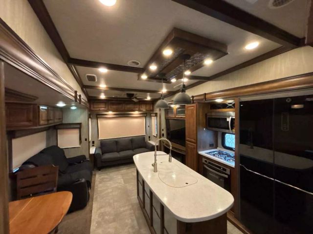 2018 Heartland Big Country Fifth Wheel - Image 10