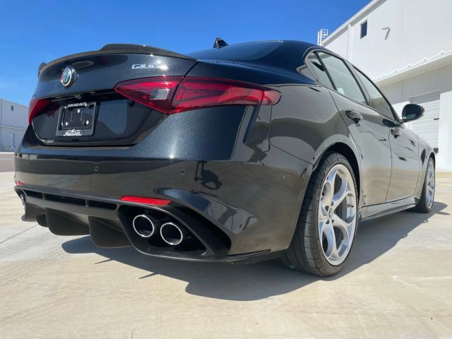 2021 Alfa Romeo Giulia - Image 14