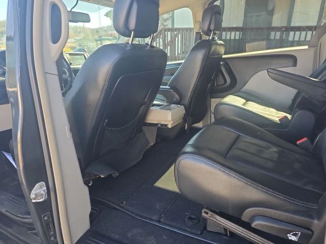 2012 Chrysler Town & Country - Image 20