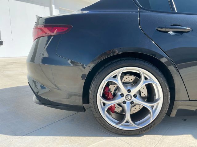 2021 Alfa Romeo Giulia - Image 13