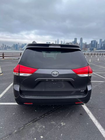 2011 Toyota Sienna Xle Minivan 4d - Image 10