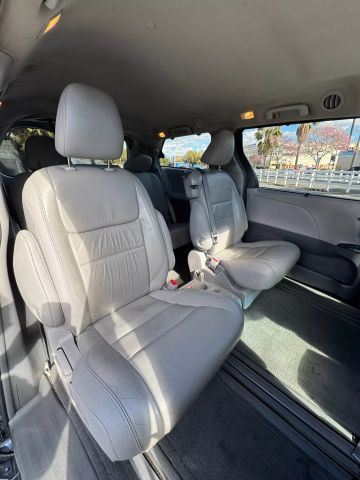 2016 Toyota Sienna - Image 12