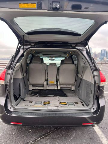 2011 Toyota Sienna Xle Minivan 4d - Image 12