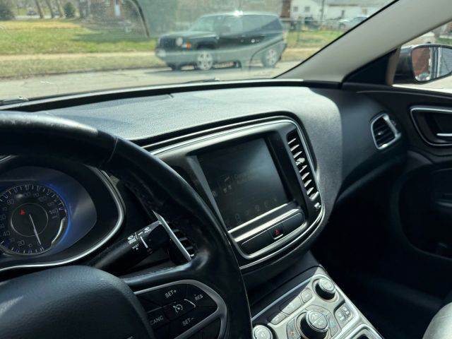 2017 Chrysler 200 - Image 10