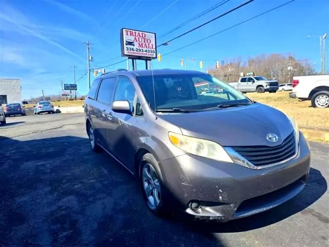 2011 Toyota Sienna - Image 3