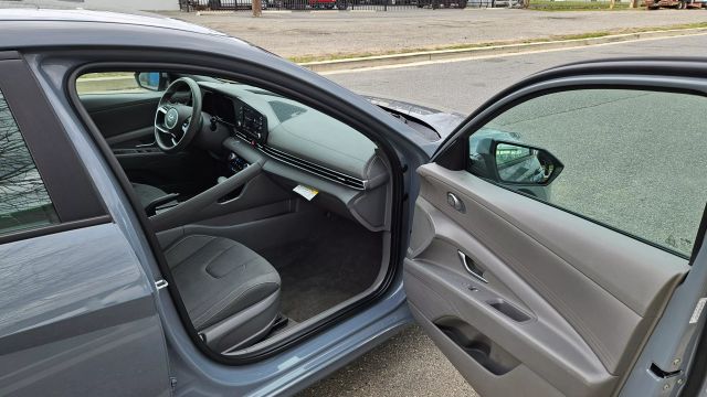 2021 Hyundai Elantra - Image 21