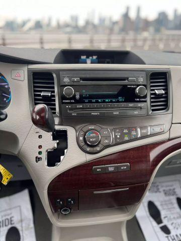 2011 Toyota Sienna Xle Minivan 4d - Image 25