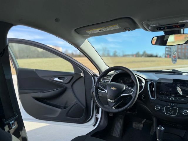 2020 Chevrolet Malibu - Image 24