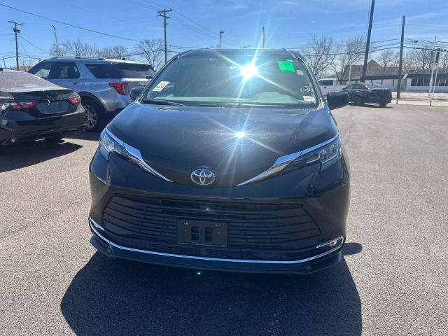 2023 Toyota Sienna - Image 1