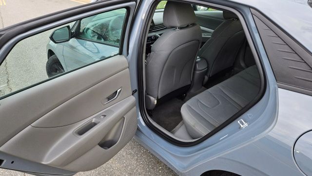 2021 Hyundai Elantra - Image 18