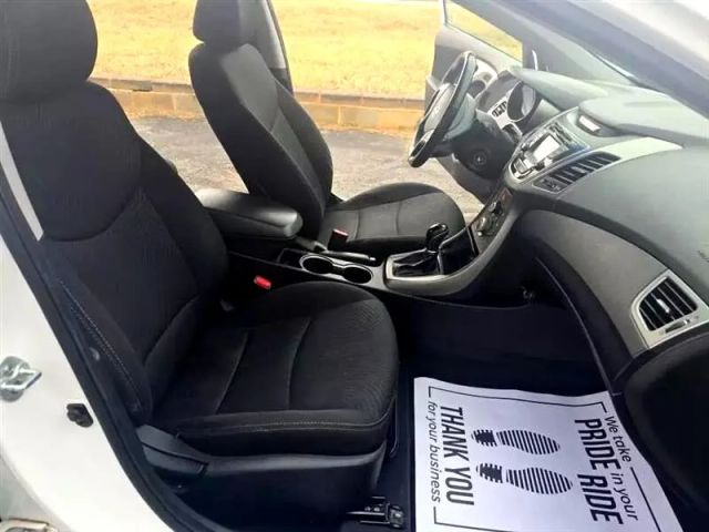 2015 Hyundai Elantra - Image 16
