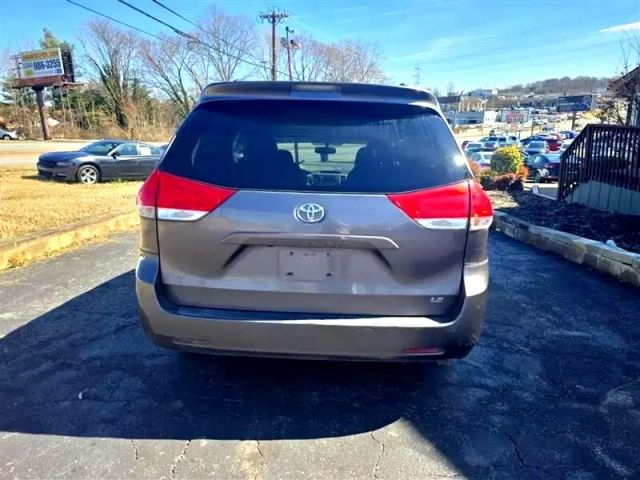 2011 Toyota Sienna - Image 6