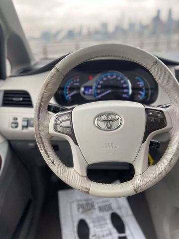 2011 Toyota Sienna Xle Minivan 4d - Image 24