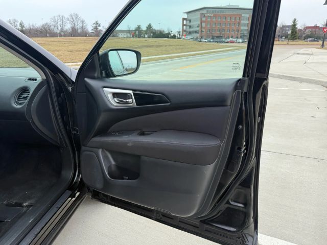 2017 Nissan Pathfinder - Image 17