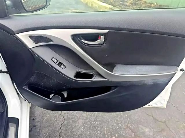 2015 Hyundai Elantra - Image 14