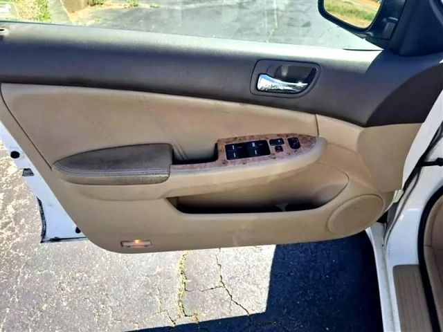 2005 Honda Accord - Image 9