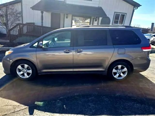 2011 Toyota Sienna - Image 8