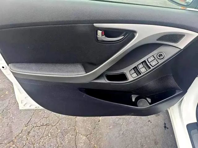 2015 Hyundai Elantra - Image 9
