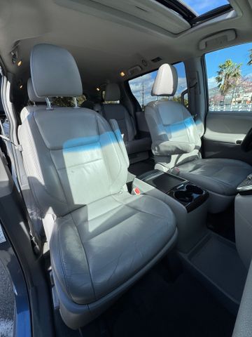 2016 Toyota Sienna - Image 16