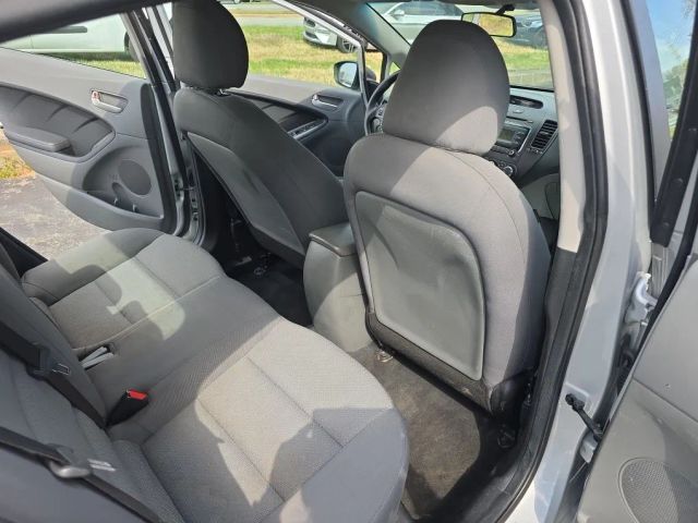 2017 Kia Forte - Image 16