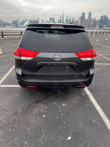 2011 Toyota Sienna Xle Minivan 4d - Image 11