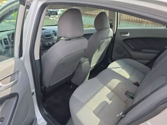 2017 Kia Forte - Image 19