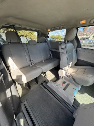 2016 Toyota Sienna - Image 17