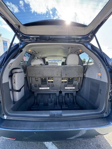 2016 Toyota Sienna - Image 19