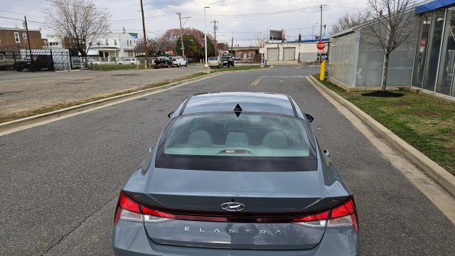 2021 Hyundai Elantra - Image 8