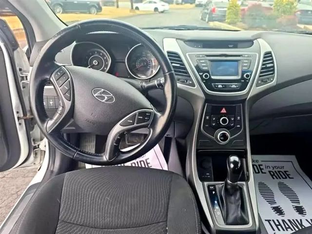 2015 Hyundai Elantra - Image 10