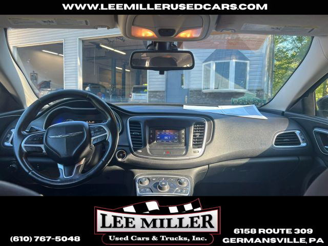 2015 Chrysler 200 - Image 10
