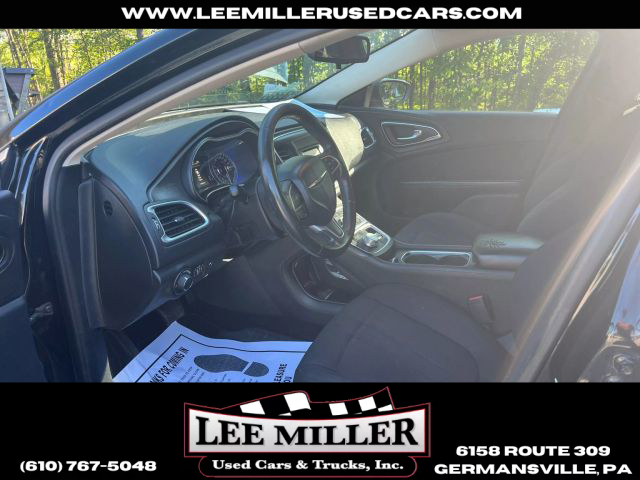 2015 Chrysler 200 - Image 11