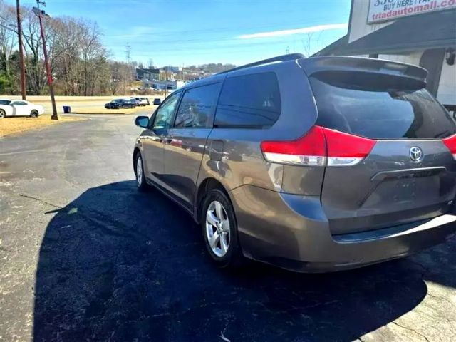 2011 Toyota Sienna - Image 7