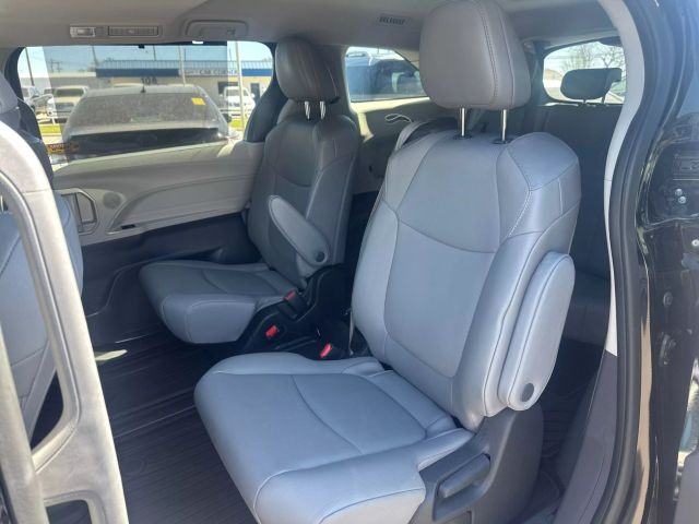 2023 Toyota Sienna - Image 11