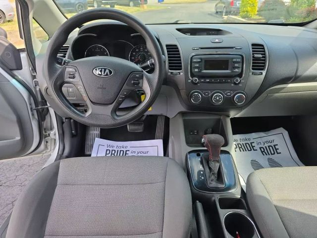 2017 Kia Forte - Image 9