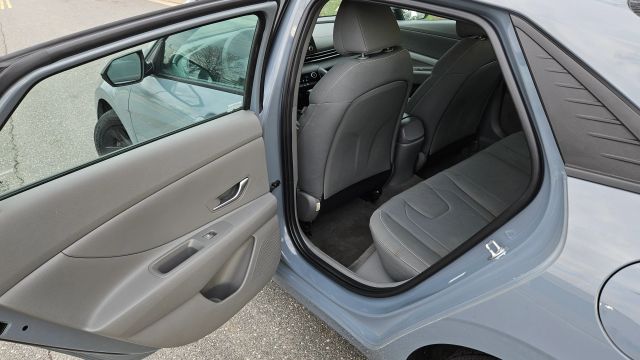 2021 Hyundai Elantra - Image 19