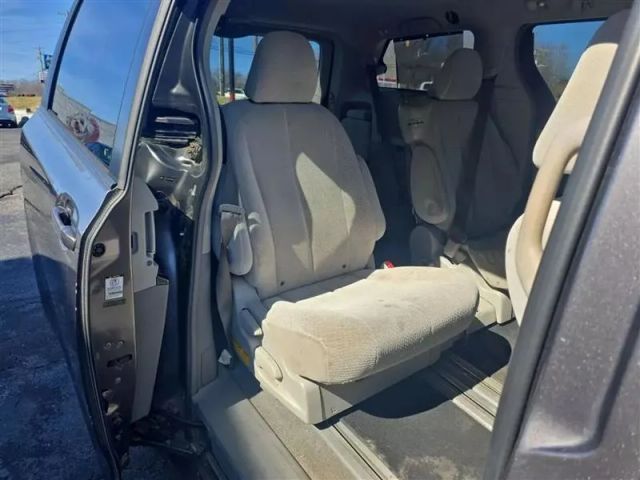 2011 Toyota Sienna - Image 14